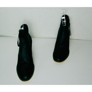 URBAN OUTFITTERS WOMENS BLACK COWBOY ANKLE BOOTIE. SIZE 9